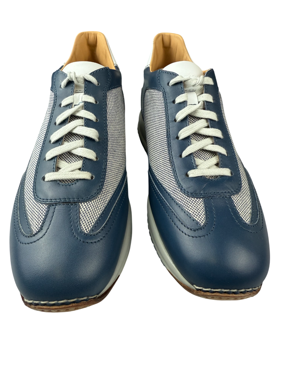 Scarpa uomo Santoni sneaker casual blu navy in pelle, made in Italy, con suola bianca e dettagli eleganti.