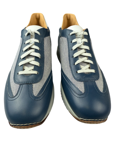 Scarpa uomo Santoni sneaker casual blu navy in pelle, made in Italy, con suola bianca e dettagli eleganti.