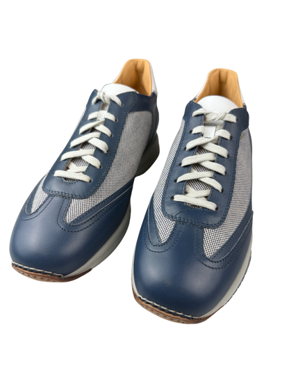 Scarpa sneaker uomo Santoni blu navy, made in Italy, con design casual e dettagli eleganti, perfetta per look informali.