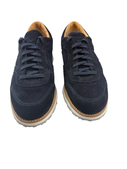 Scarpa uomo Santoni sneaker casual scamosciata blu navy con suola in gomma bianca, stile elegante e sportivo