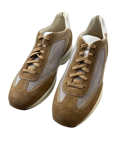Scarpa uomo Santoni casual in pelle color cammello, sneaker sportiva con design elegante e comodo.