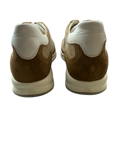 Scarpa da uomo Santoni sneaker casual in pelle color cammello, morbido e comodo con design elegante e stile moderno.