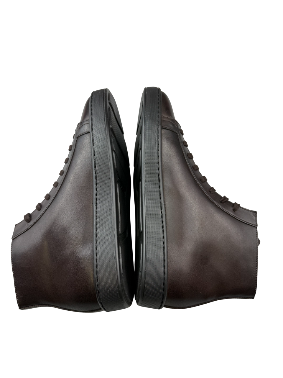 Scarpa Santoni uomo, sneaker alta in pelle con design casual, in colore nero, dettagli eleganti e suola in gomma.