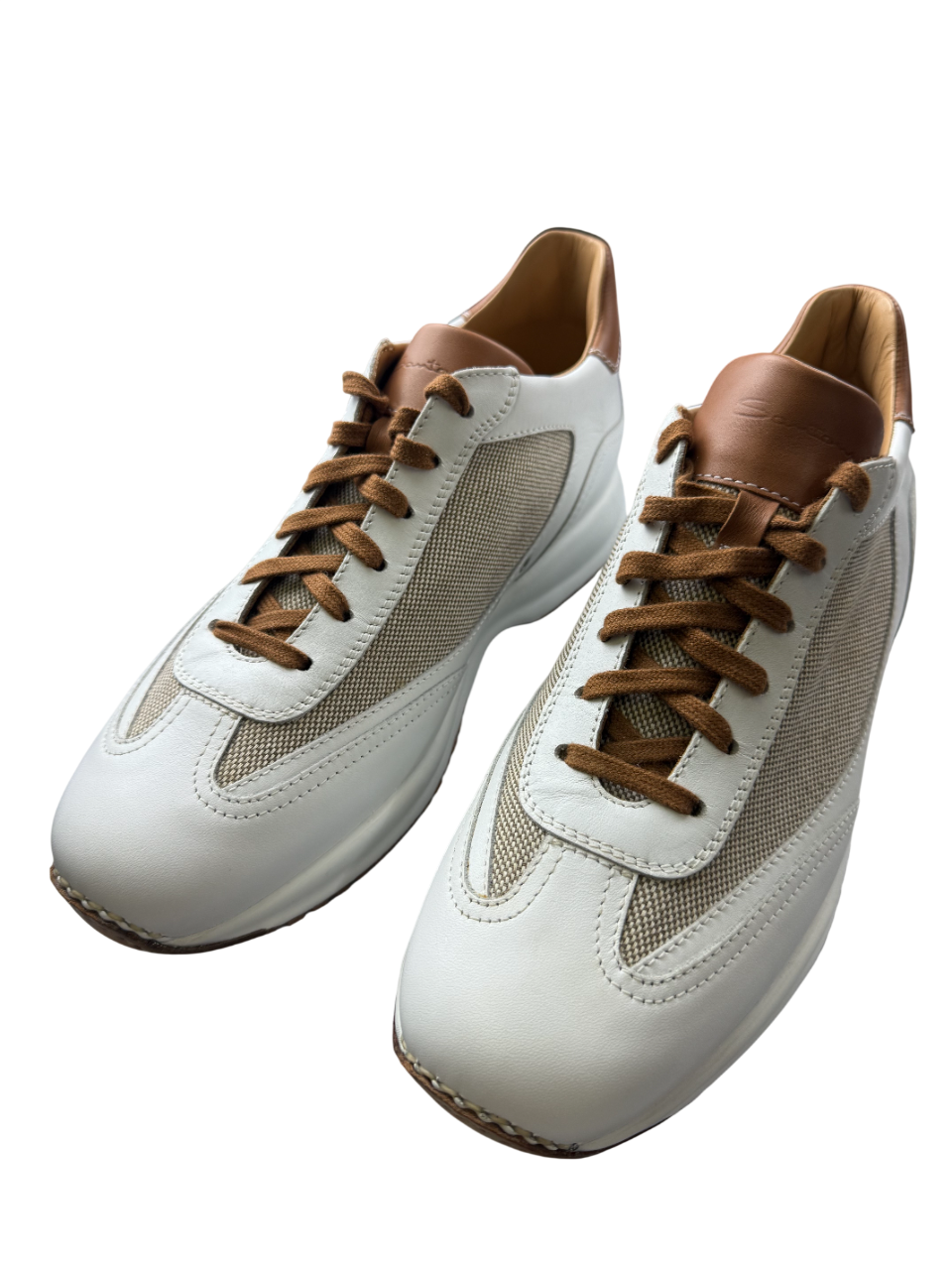 Scarpa uomo Santoni sneaker casual in pelle nera, dettaglio con suola bianca e design elegante adatto a look informali.