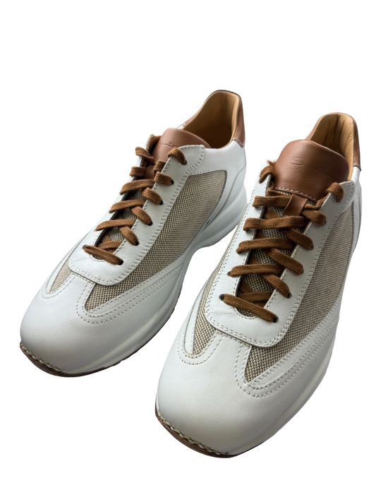 Scarpa uomo Santoni sneaker casual in pelle nera, dettaglio con suola bianca e design elegante adatto a look informali.