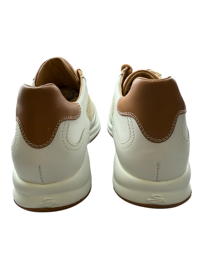 Scarpa uomo Santoni sneaker casual in pelle, design elegante e moderno, modello numero 40, vista frontale.