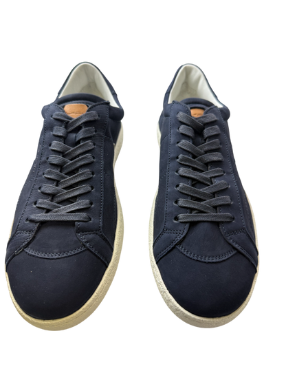 Scarpa uomo Santoni sneaker casual in pelle, stile moderno e confortevole, con suola bianca e dettagli eleganti.