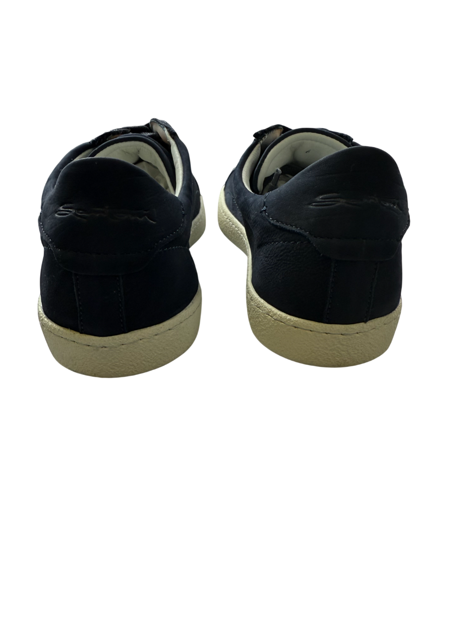 Scarpa uomo Santoni sneaker casual in pelle nera, con design elegante e suola bianca, perfetta per stile quotidiano.