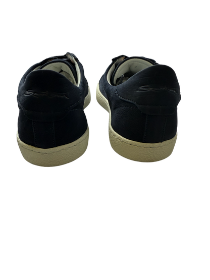 Scarpa uomo Santoni sneaker casual in pelle nera, con design elegante e suola bianca, perfetta per stile quotidiano.
