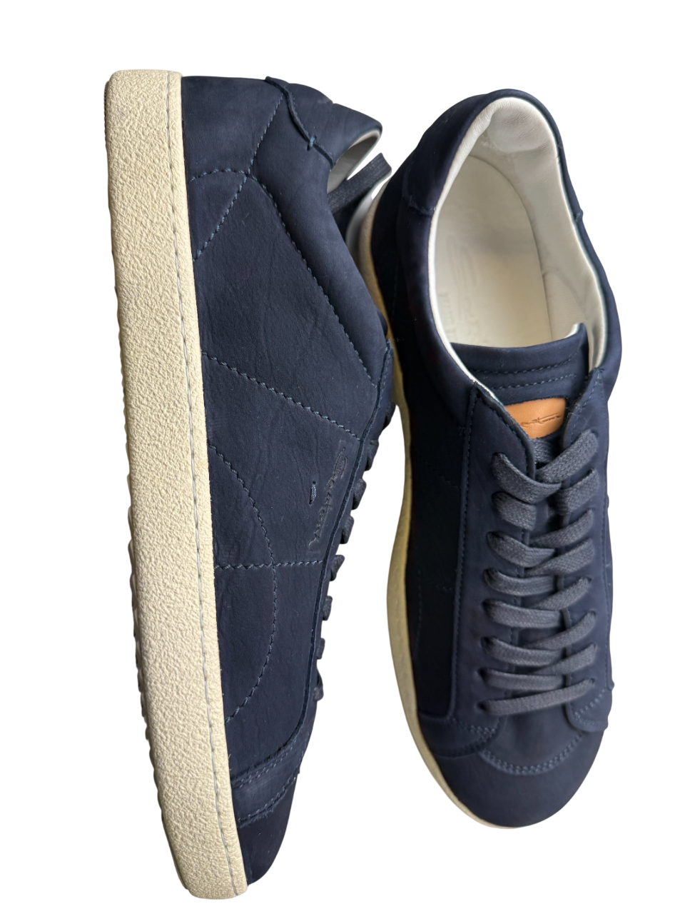 Scarpa uomo Santoni sneaker casual in pelle, stile moderno, con suola bianca e dettagli eleganti.