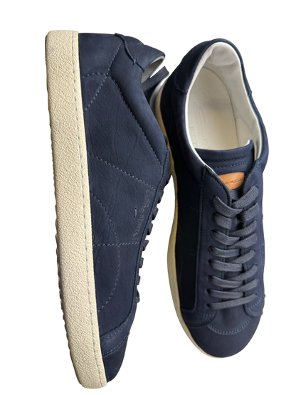 Scarpa uomo Santoni sneaker casual in pelle, stile moderno, con suola bianca e dettagli eleganti.