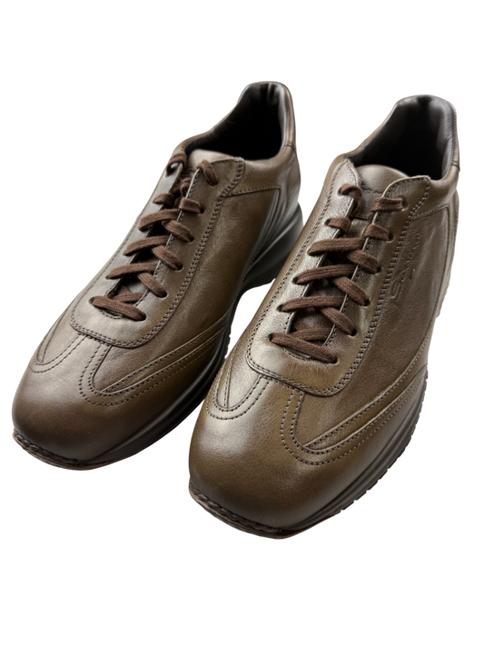 Scarpa uomo Santoni sneaker casual in pelle, con suola bianca e dettagli eleganti, perfetta per look sportivi e alla moda