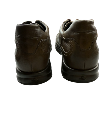 Scarpa uomo Santoni sneaker casual in pelle con suola bianca, stile sportivo e moderno, vista laterale.