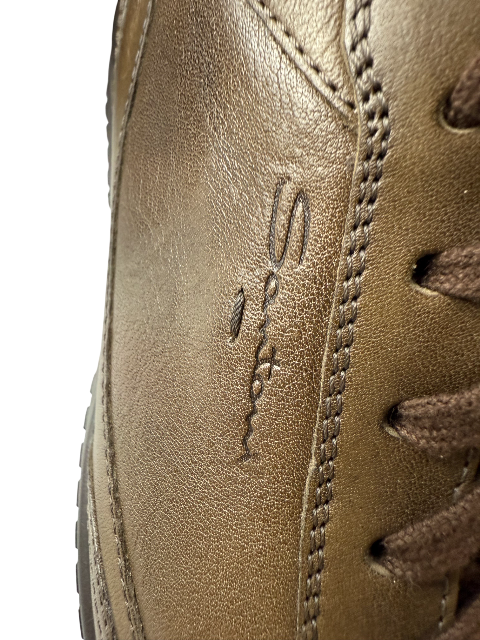 Scarpa sneaker casual da uomo Santoni, modella elegante in pelle con dettagli moderni, vista frontale.