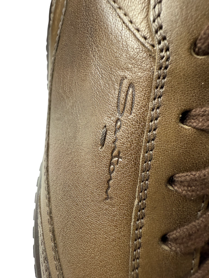 Scarpa sneaker casual da uomo Santoni, modella elegante in pelle con dettagli moderni, vista frontale.