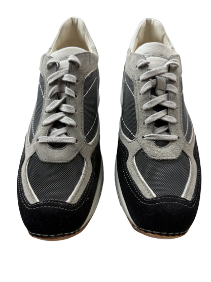 Scarpa uomo Santoni sneaker casual in pelle nera, stile moderno con dettagli eleganti, adatta a look quotidiani e casual.