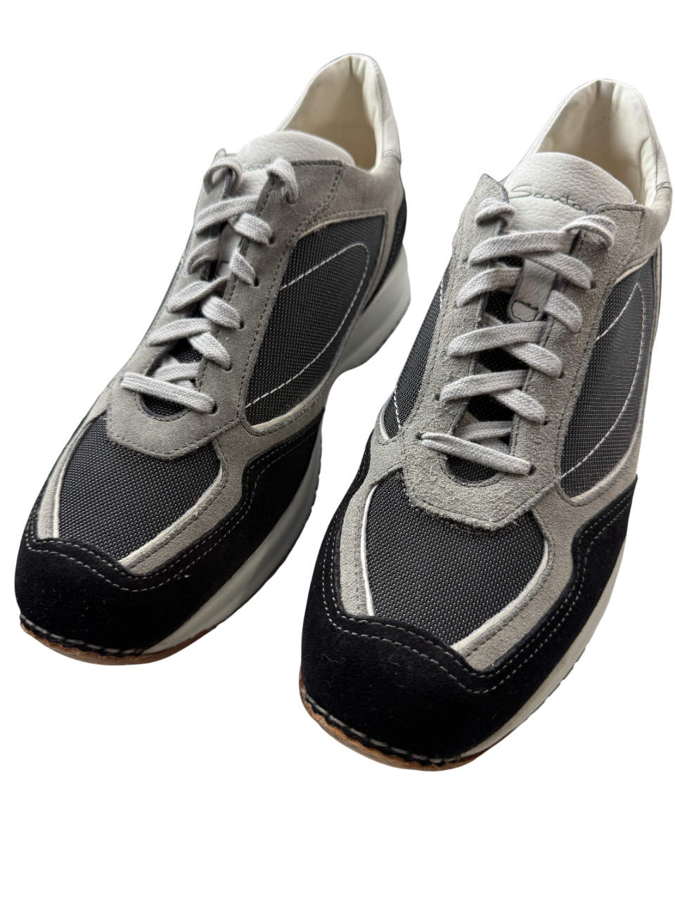 Scarpa sneakers casual uomo Santoni in pelle nera, dettagli moderni e suola bianca, stile elegante e confortevole.