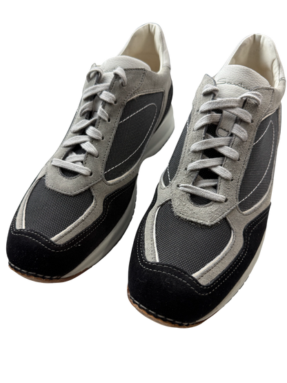 Scarpa sneakers casual uomo Santoni in pelle nera, dettagli moderni e suola bianca, stile elegante e confortevole.