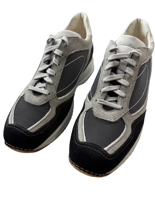 Scarpa sneakers casual uomo Santoni in pelle nera, dettagli moderni e suola bianca, stile elegante e confortevole.