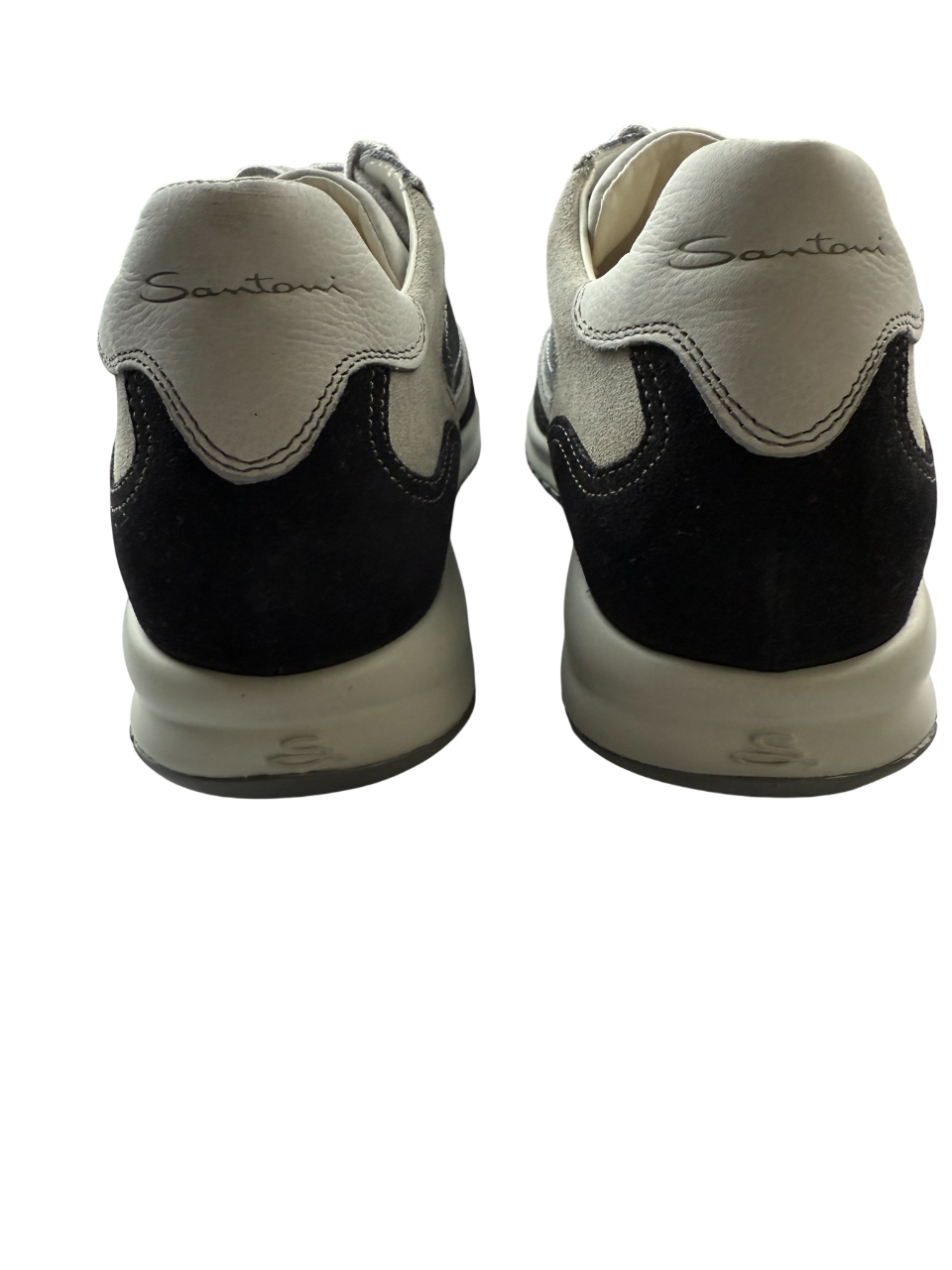 Scarpa uomo Santoni sneaker casual in pelle, con suola bianca e design elegante, ideale per look di moda e stile quotidiano.