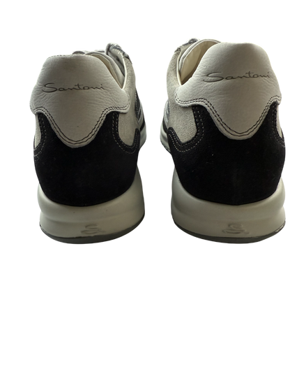 Scarpa uomo Santoni sneaker casual in pelle, con suola bianca e design elegante, ideale per look di moda e stile quotidiano.