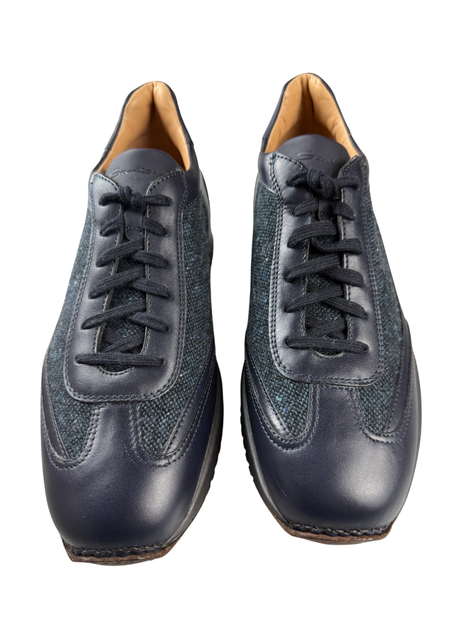 Scarpa sneakers uomo Santoni in tessuto nero con dettagli in pelle, stile casual e sportivo, su suola bianca.