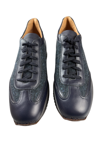 Scarpa sneakers uomo Santoni in tessuto nero con dettagli in pelle, stile casual e sportivo, su suola bianca.