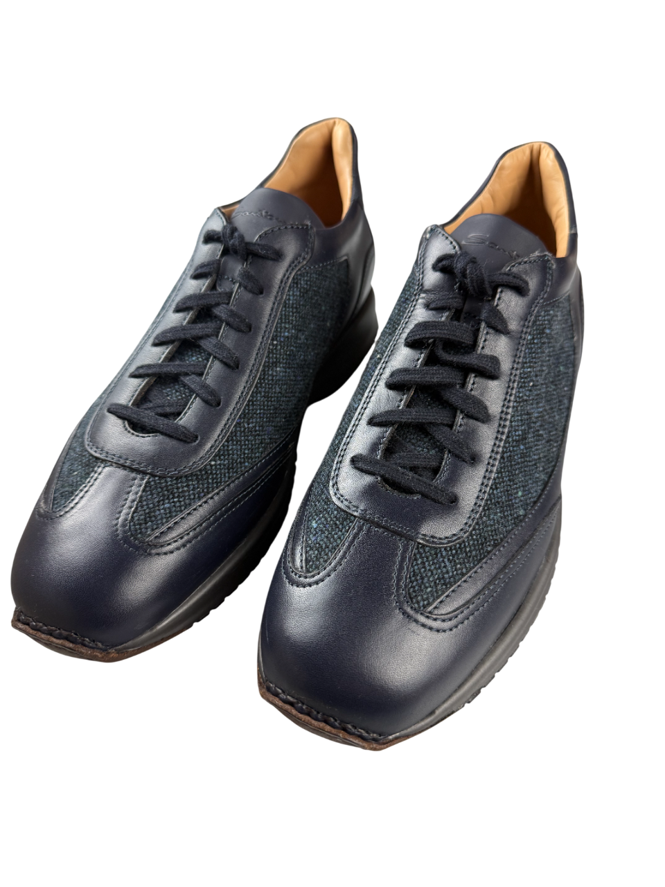 Scarpa uomo Santoni sneaker casual in pelle, design elegante e moderno, con suola bianca e dettagli raffinati.