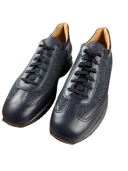 Scarpa uomo Santoni sneaker casual in pelle, design elegante e moderno, con suola bianca e dettagli raffinati.