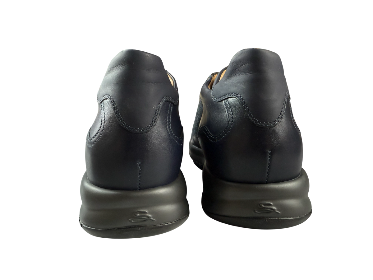 Scarpa uomo Santoni sneaker casual in pelle bianca con suola in gomma, stile sportivo e moderno.