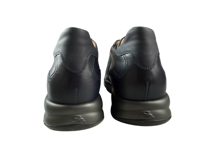 Scarpa uomo Santoni sneaker casual in pelle bianca con suola in gomma, stile sportivo e moderno.