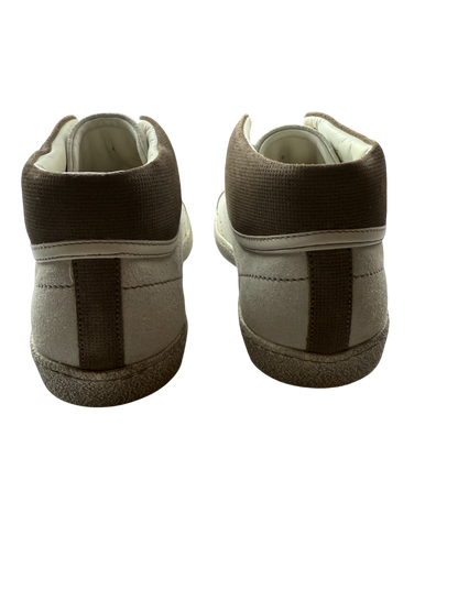Scarpa uomo Santoni sneaker alte marrone beige, stile casual con suola bianca e dettagli in pelle, ideale per look quotidiani.