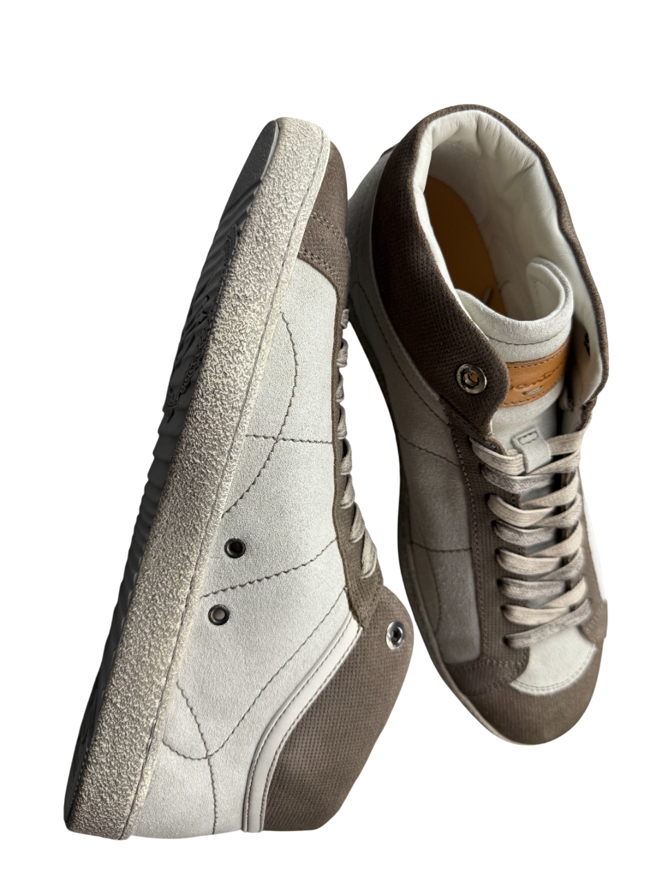 Scarpa uomo Santoni sneaker alta marrone beige, stile casual, con suola bianca e dettagli eleganti, perfetta per il look quotidiano.