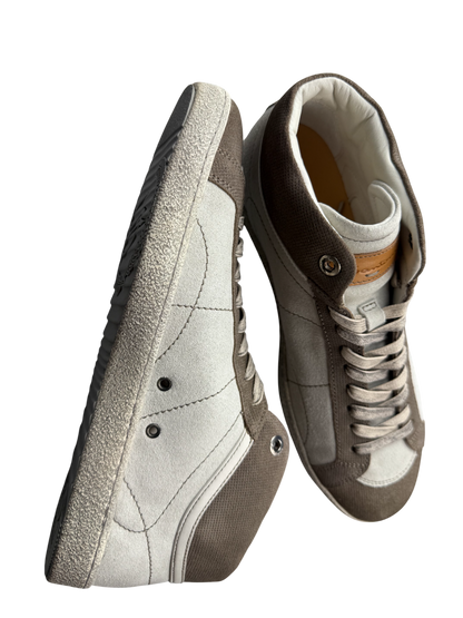 Scarpa uomo Santoni sneaker alta marrone beige, stile casual, con suola bianca e dettagli eleganti, perfetta per il look quotidiano.