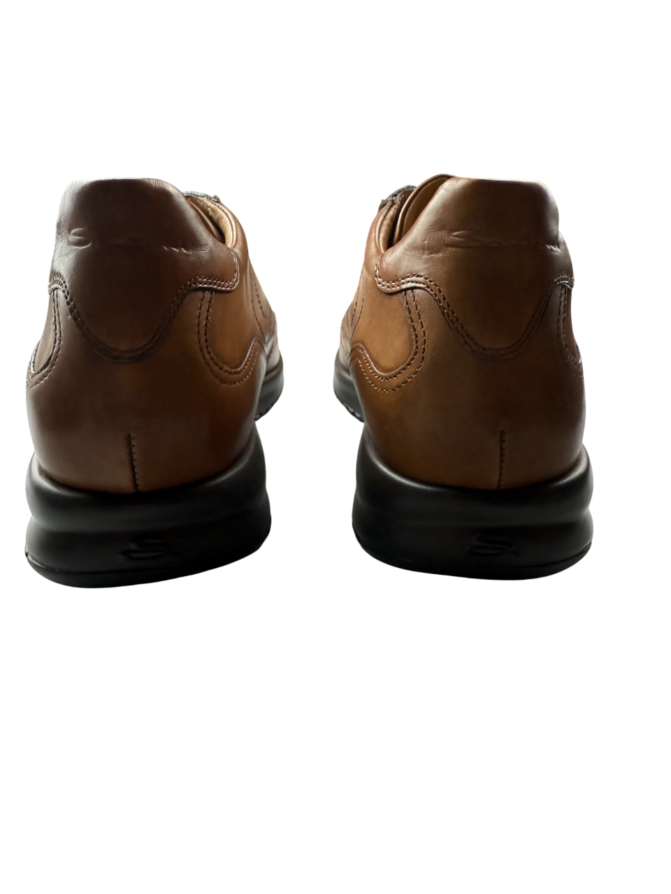 Scarpa uomo Santoni sneaker casual in pelle, dettagli eleganti e stile moderno, adatta a look informali e di tendenza.