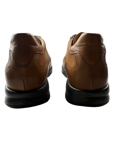 Scarpa uomo Santoni sneaker casual in pelle, dettagli eleganti e stile moderno, adatta a look informali e di tendenza.