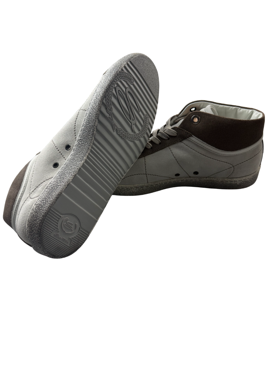 Sneaker alte uomo Santoni in pelle nera, stile casual, con lacci e suola bianca, perfette per un look sportivo e raffinato.
