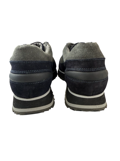 Scarpa sneaker casual uomo Santoni blu, dettaglio superiore in pelle, suola bianca, design elegante e sportivo.