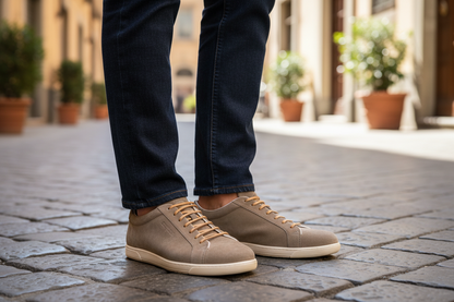 Scarpa da uomo Santoni sneaker casual in pelle bianca, stile moderno e confortevole, ideale per look quotidiani.