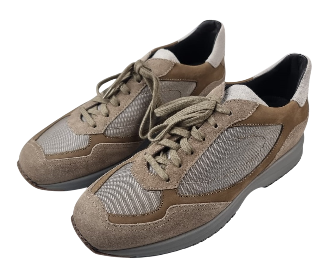 Scarpa uomo Santoni sneaker casual in pelle bianca, dettagli moderni e comodi, perfetta per stile quotidiano.