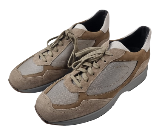 Scarpa uomo Santoni sneaker casual in pelle bianca, dettagli moderni e comodi, perfetta per stile quotidiano.