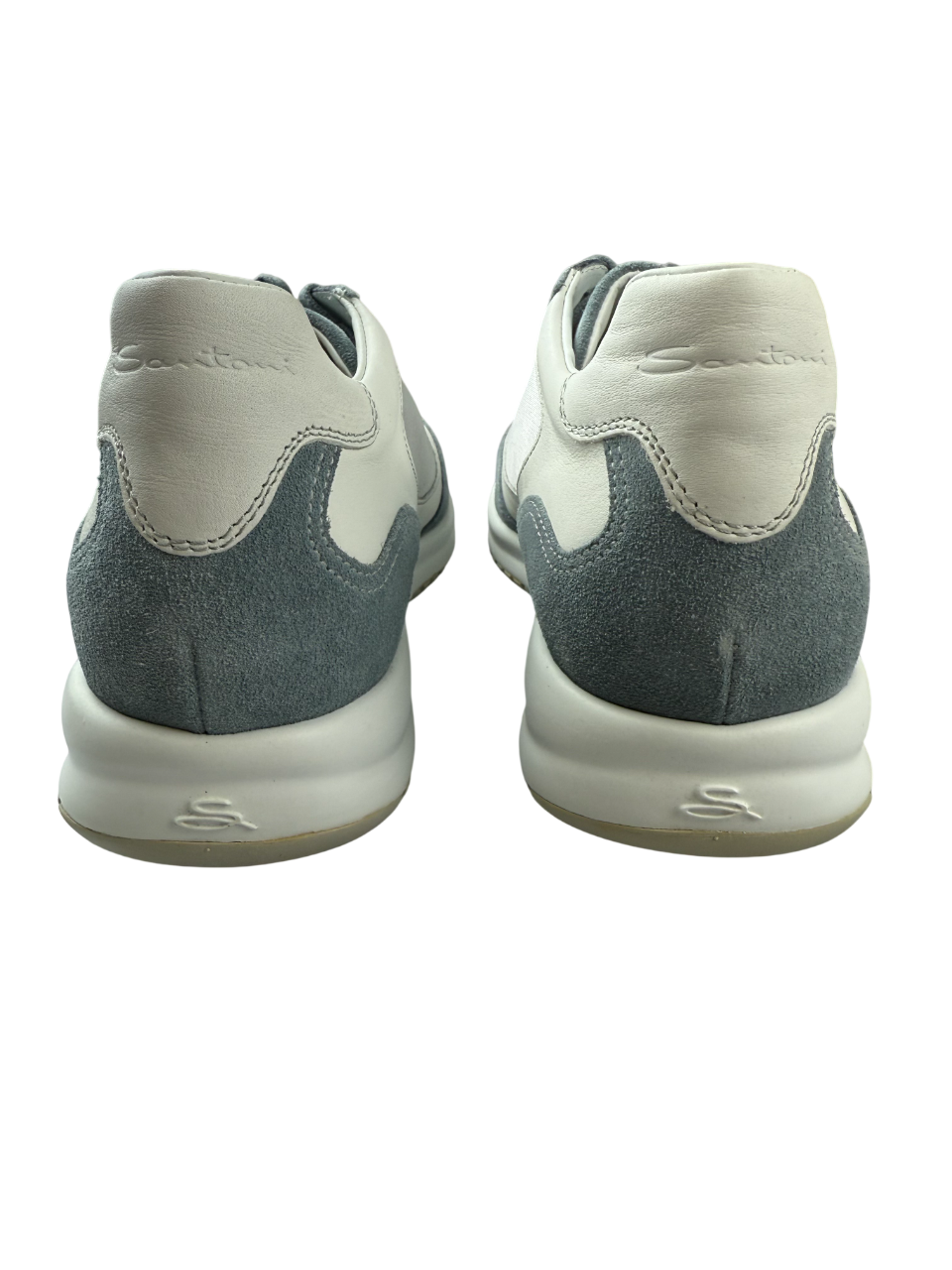 Scarpa uomo Santoni sneaker casual in pelle bianca con dettagli in tessuto, suola in gomma, stile moderno e confortevole.
