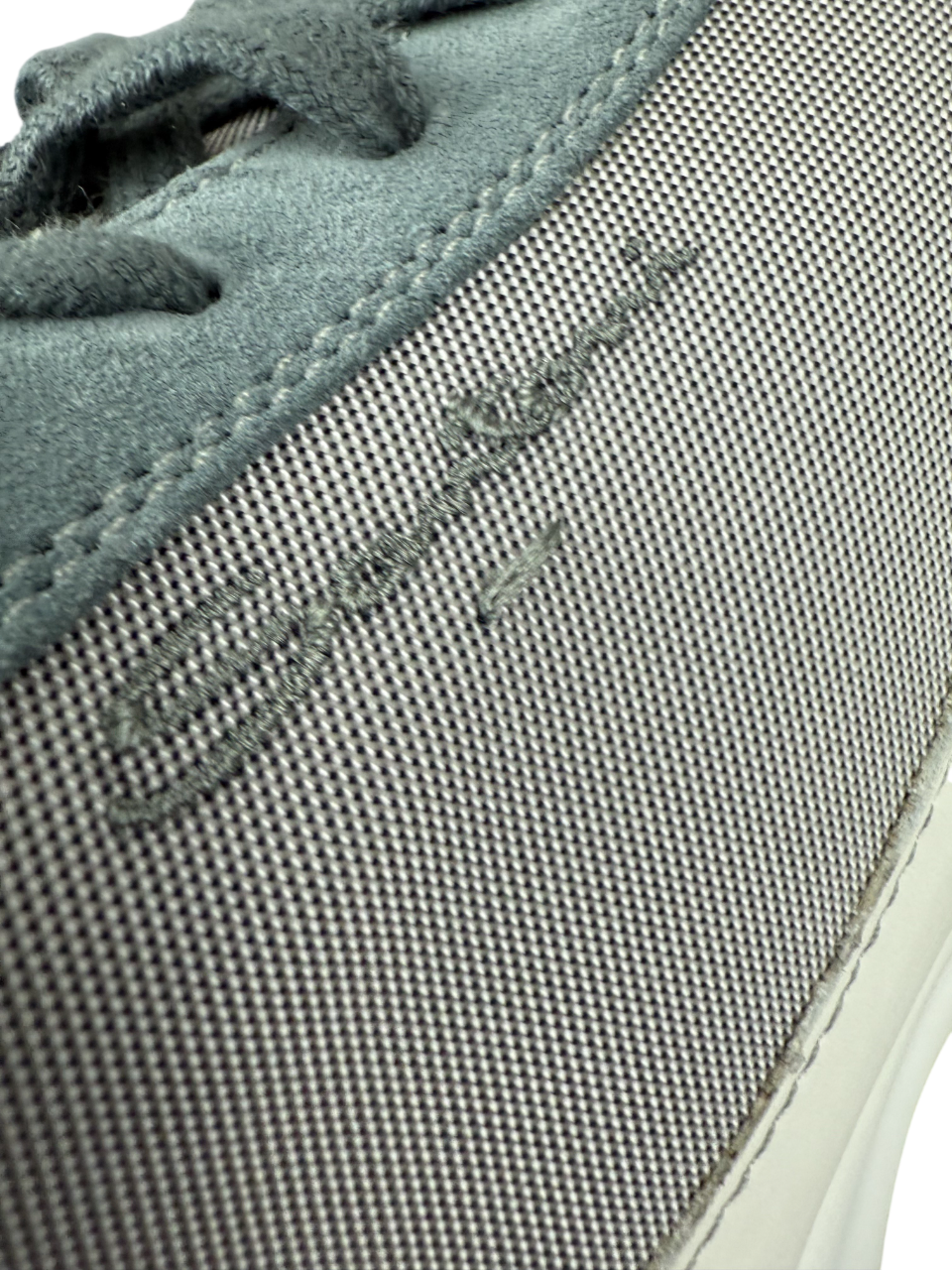 Scarpa uomo Santoni sneaker casual in pelle bianca con dettagli in gomma, ideale per look sportivi e di moda.