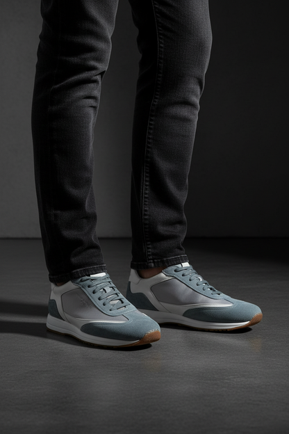Scarpa uomo Santoni sneaker casual in pelle bianca con dettagli in blu e suola in gomma, vista laterale.