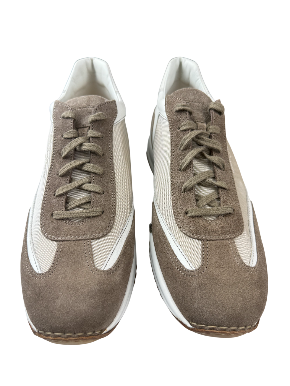 Scarpa uomo Santoni sneaker casual in pelle, dettagli eleganti, colore neutro, vista laterale della scarpa.