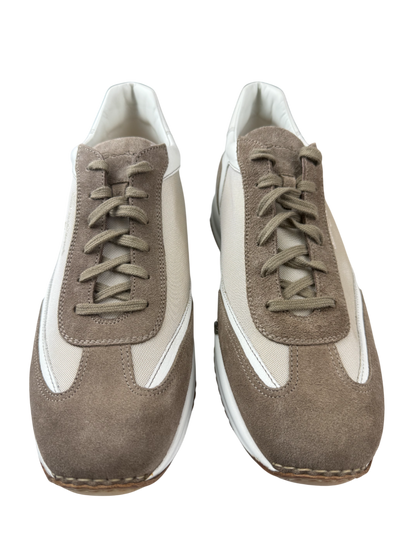 Scarpa uomo Santoni sneaker casual in pelle, dettagli eleganti, colore neutro, vista laterale della scarpa.