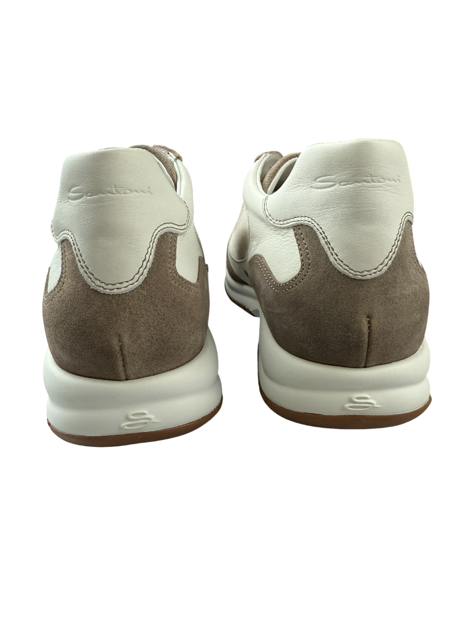 Scarpa uomo Santoni sneaker casual in pelle, design moderno e dettagli eleganti, numero 42, visibile davanti.