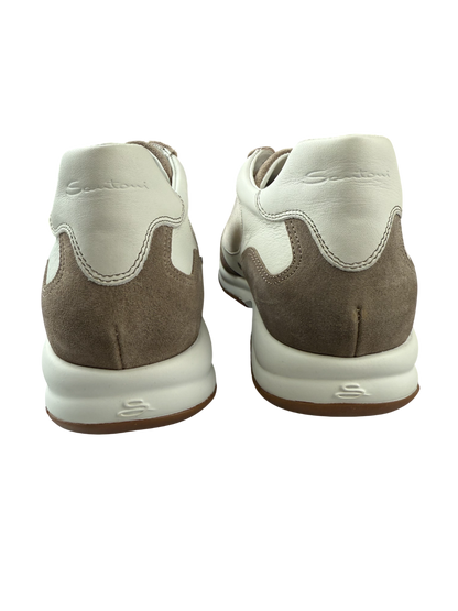 Scarpa uomo Santoni sneaker casual in pelle, design moderno e dettagli eleganti, numero 42, visibile davanti.