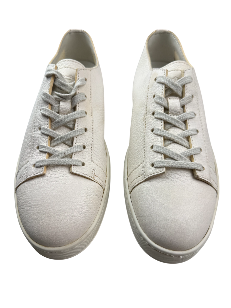 Scarpa uomo Santoni sneaker casual in pelle nera, dettagli eleganti e suola bianca, stile moderno e raffinato.