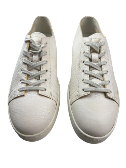 Scarpa uomo Santoni sneaker casual in pelle nera, dettagli eleganti e suola bianca, stile moderno e raffinato.